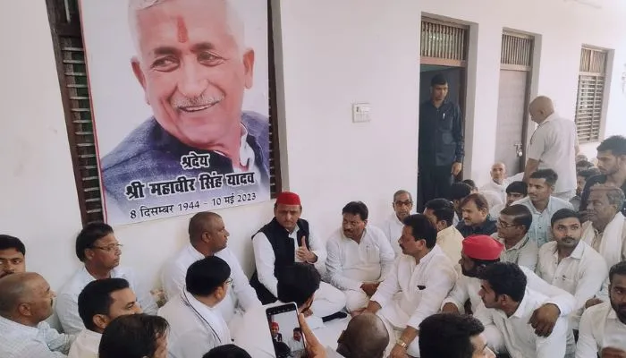 Etawah में Akhilesh Yadav ने निकाय चुनावों में हारे जीते प्रत्याशियों से ली जानकारी, अफसरों की मनमानी से दिखे नाराज 