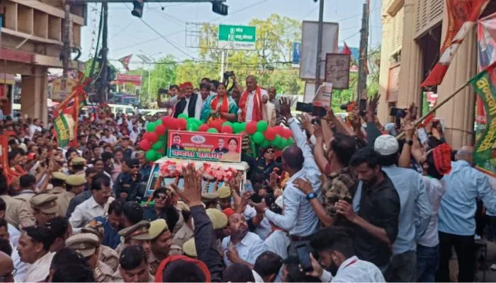Nikay Chunav: Kanpur में Akhilesh Yadav ने किया रोड शो, सपाईयों ने लगाए नारे- योगी बाबा डरता है पुलिस को आगे करता है
