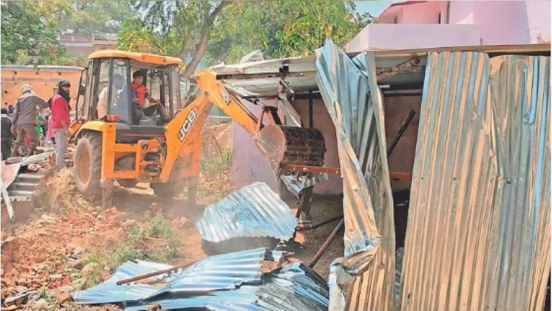 लालकुआं: नगीना कॉलोनी से अवैध कब्जे हटवाए रेलवे, हाईकोर्ट ने कब्जाधारियों की याचिका को निरस्त किया