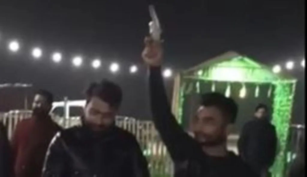 बरेली: अशरफ के गुर्गों का फायरिंग करते एक और वीडियो और वायरल