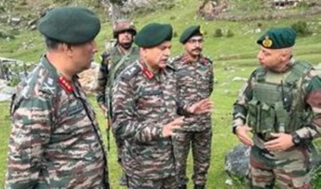 कश्मीर मुठभेड़: उत्तरी सेना के कमांडर ने राजौरी में मुठभेड़ स्थल का किया दौरा 