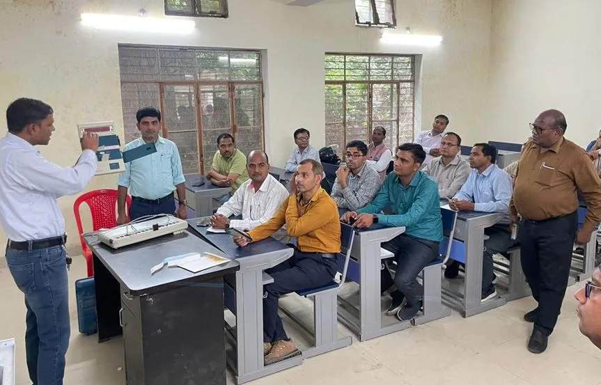बरेली: निकाय चुनाव संपन्न कराने को लेकर ईवीएम मशीन चलाने की दी गई ट्रेनिंग