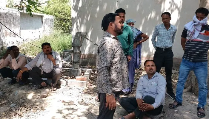 Unnao: बारात जाने को निकले थे पहुंच गए पोस्टमार्टम… मवेशी की चपेट में आने से बाइक सवार युवकों की मौत का मामला