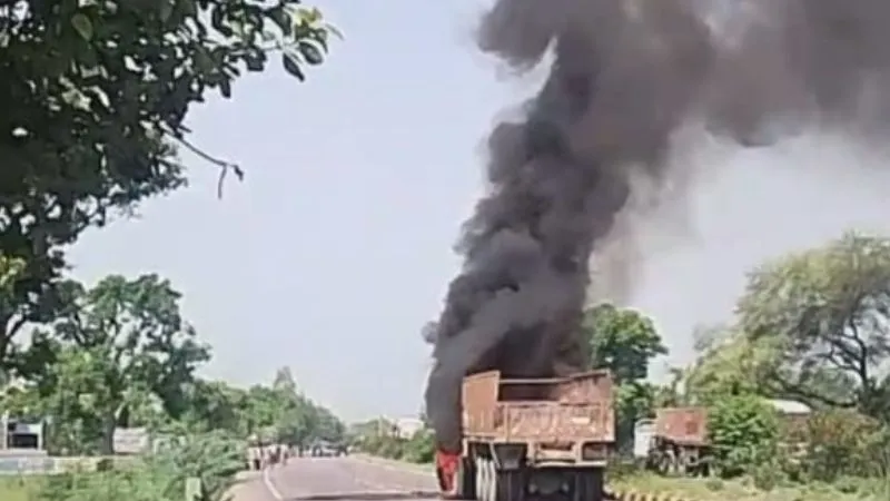 Unnao News : हाईवे पर चलते ट्रेलर में लगी आग, चालक और परिचालक कूदे, वाहनों की लगी लंबी कतार