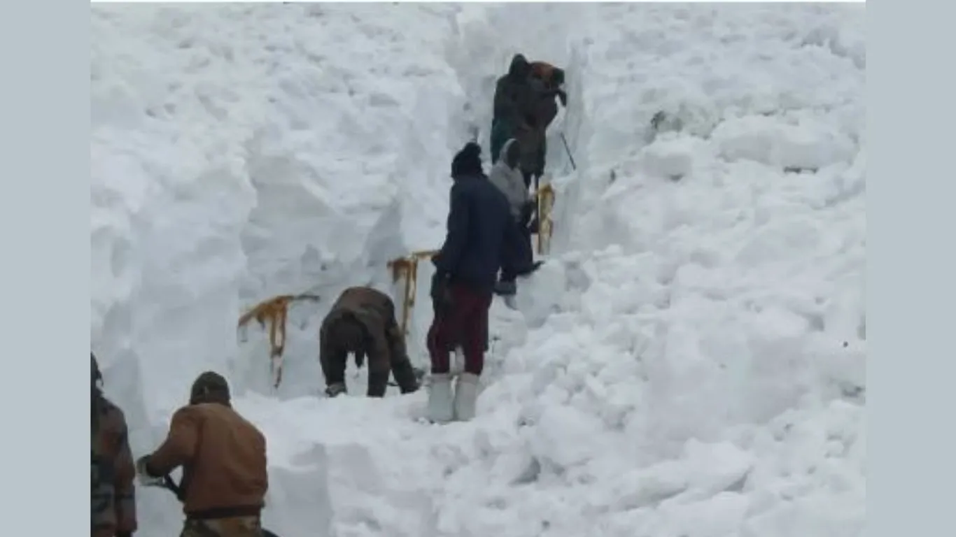 हेमकुंड साहिब में जमी बर्फ की मोटी चादर हटाने में जुटे सेना के जवान, 20 मई को खुलेंगे कपाट, तैयारियों का जायजा लेने पहुंचे डीएम व एसपी