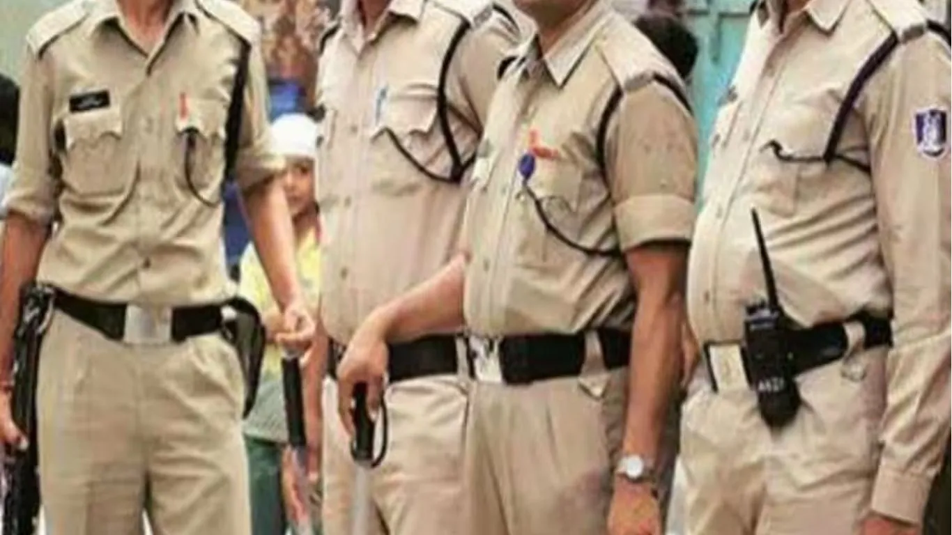 Kichcha News: भाजपा नेता व पुलिस के बीच हुई नोकझोंक, पुलिस ने सभी लोगों को कोतवाली से भगाया बाहर 