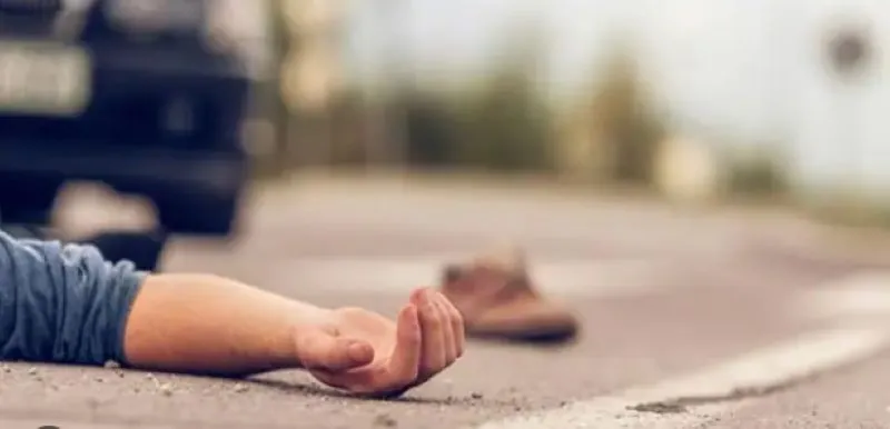 हल्द्वानी: खड़े डंपर में घुसे तीन बाइक सवार दोस्त, एक की मौत