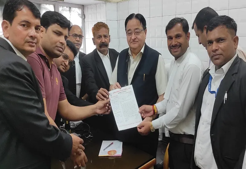 मुरादाबाद : अधिवक्ताओं ने की 'एडवोकेट प्रोटेक्शन एक्ट लागू' कराने की मांग, सपा सांसद डॉ. एसटी हसन को सौंपा ज्ञापन