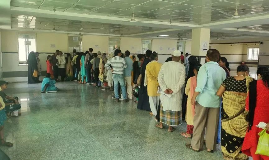 बरेली: ओपीडी में मरीजों के लिए न बैठने को कुर्सी न पीने का पानी