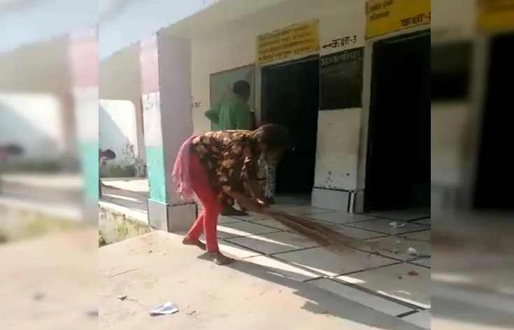 Pilibhit: स्कूल में छात्रा का  झाड़ू लगवाने का वीडियो वायरल, मची खलबली