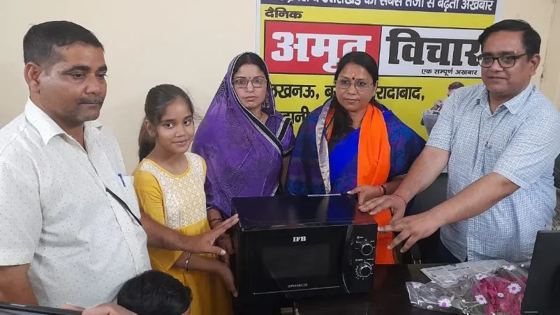 शाहजहांपुर: माइक्रोवेव पाकर खुशी से उछलते संजय, बोले- मेरे बच्चे लकी