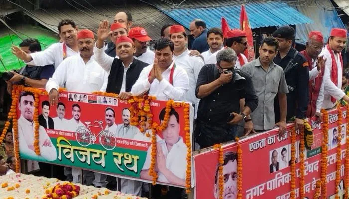 Kannauj में सपा सुप्रीमो अखिलेश यादव ने बारिश के बीच किया रोड शो, बोले- विकास के नाम पर BJP ने फैलाई नफरत