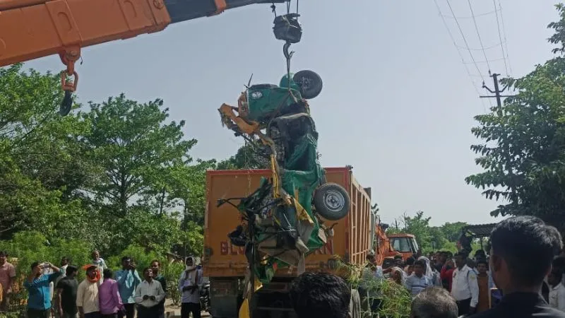 Kannauj Accident : डंपर का फटा टायर, ऑटो को चपेट में लिया, दो की मौत व कई घायल, पढें- पूरी खबर