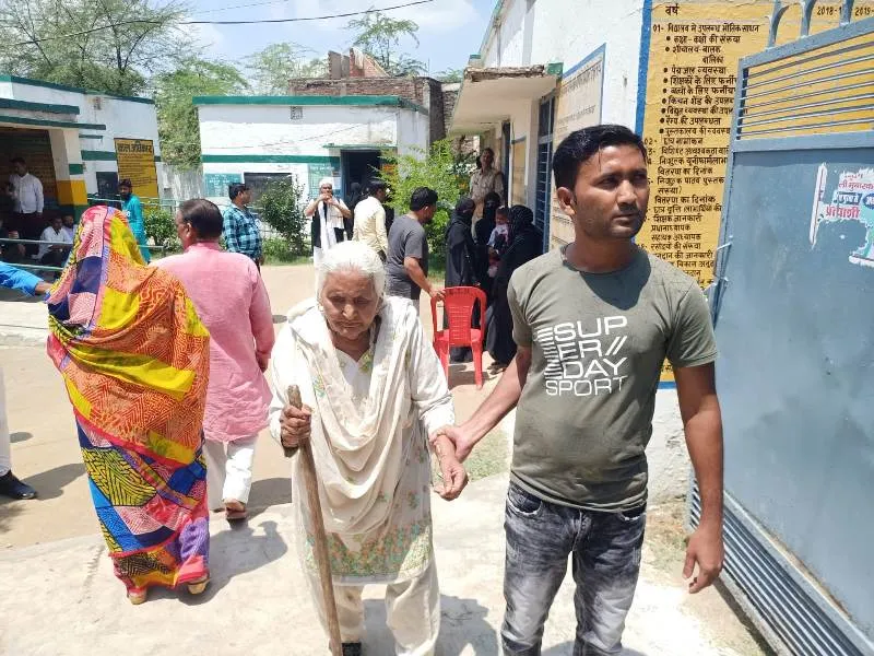 उन्नाव : शहर की सरकार बनने को दिखा जमकर उत्साह, 11 बजे तक हुआ 23.13 प्रतिशत मतदान