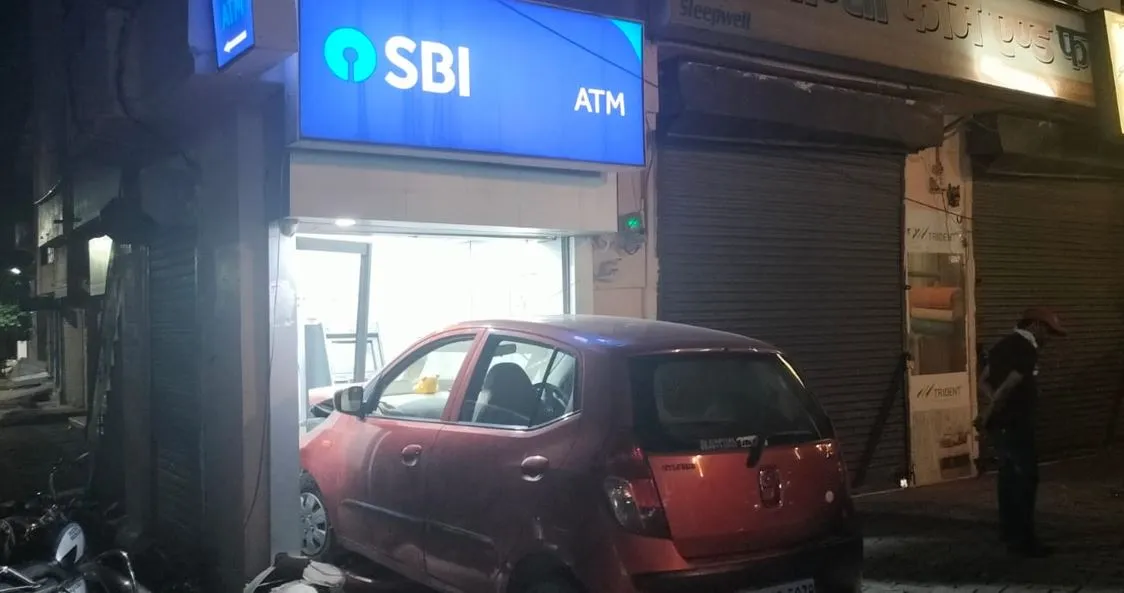Bareilly: एटीएम में घुसी कार, चालकों ने एक दूसरे पर लगाया आरोप