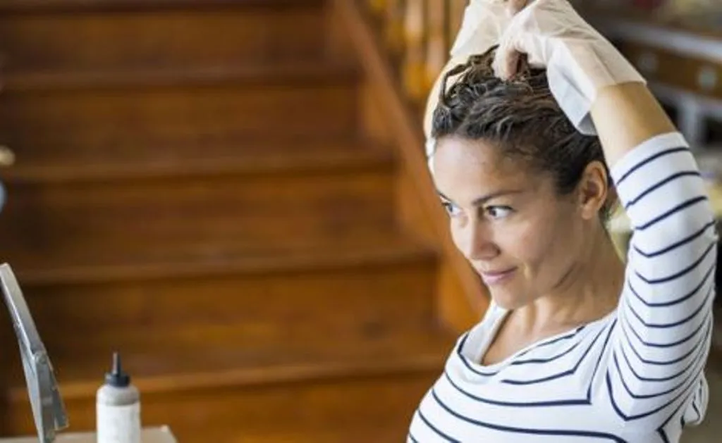 घर पर कम खर्च में ऐसे कलर करें बाल, बस इन बातों का रखें ध्यान 