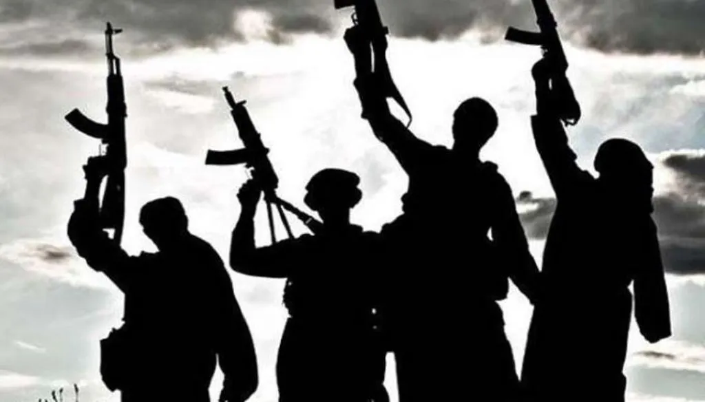 कश्मीर में आतंकवादी ठिकाने का भंडाफोड़, भारी मात्रा में हथियार और विस्फोटक सामग्री जब्त 