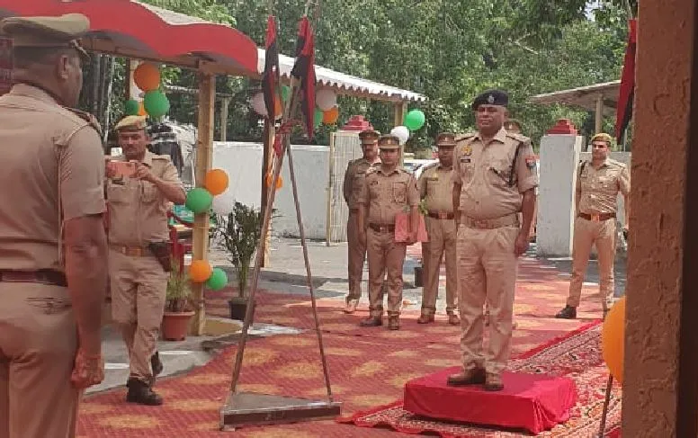 बरेली: निरीक्षण को आए SP GRP ने बहादूर सिपाही को किया सम्मानित