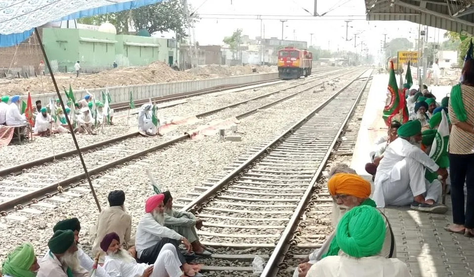 पंजाब: रेल पटरियों पर किसानों का धरना, रेल यातायात बाधित 