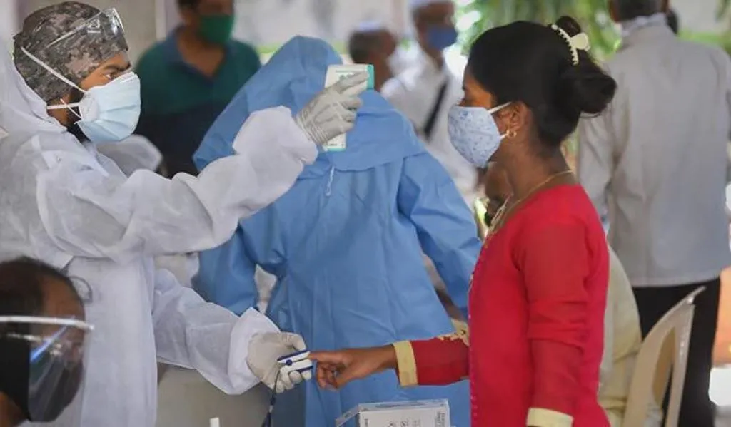 देश में एक दिन में कोरोना के 403 नए मामले आए सामने, एक्टिव केस की संख्या घटकर 5 हजार से नीचे 