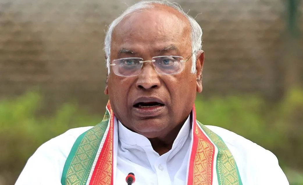 'बेरोजगारी देश में सबसे ज्वंलत मुद्दा है', खड़गे ने केंद्र सरकार पर बोला हमला