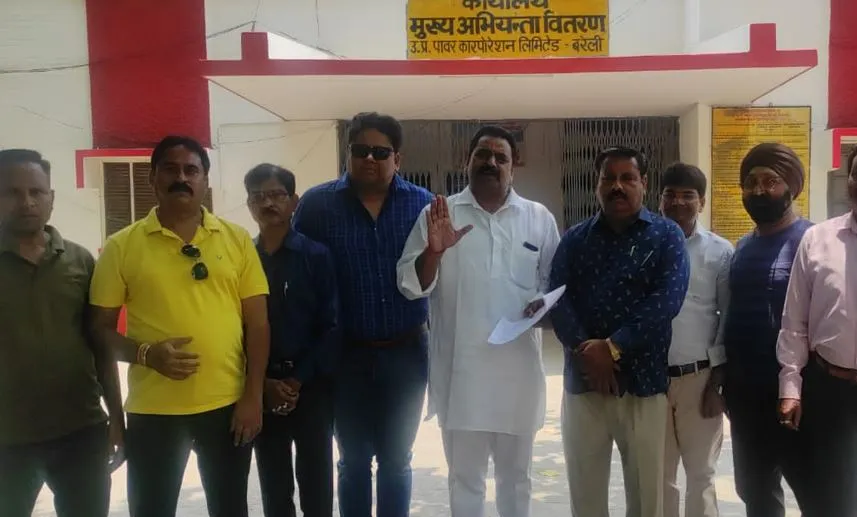 बरेली: गर्मी बढ़ते ही बढ़ी बिजली जाने की समस्या, व्यापारी सुरक्षा फोरम ने दिया ज्ञापन