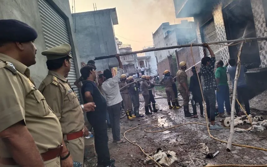 बिजनौर: धागे के गोदाम में लगी आग, लाखों का धागा जलकर नष्ट