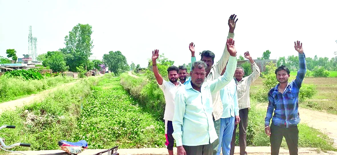 Kashipur News : तीन साल से नहर की सफाई न होने पर ग्रामीणों ने किया जोरदार प्रदर्शन