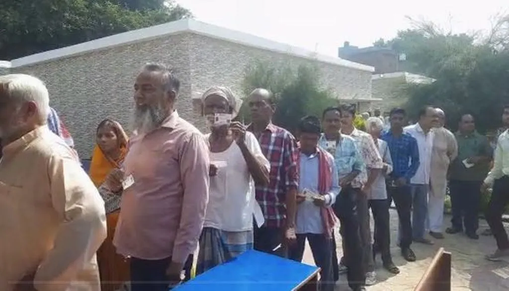 बरेली: मतदाताओं की लंबी कतारें, तेज गर्मी से हुए परेशान 