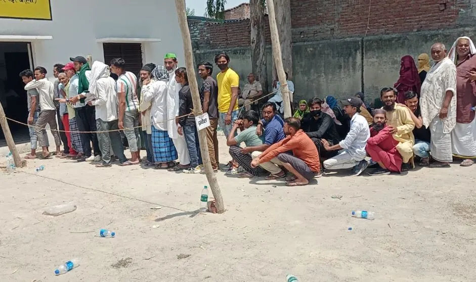 बरेली: धूप के साथ बढ़ा वोट डालने का पारा, बारी आने के इंतजार में खड़े मतदाता