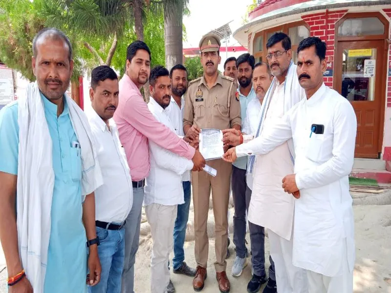 बहराइच : ग्राम प्रधान की पिटाई करने वाले ठेकेदारों के विरुद्ध हो कार्रवाई