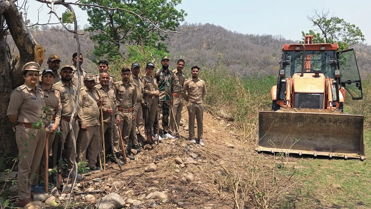 Ramnagar News: कार्बेट टाइगर रिजर्व की झिरना रेंज की धार्मिक संरचनाओं पर चला पीला पंजा, हटाया अतिक्रमण