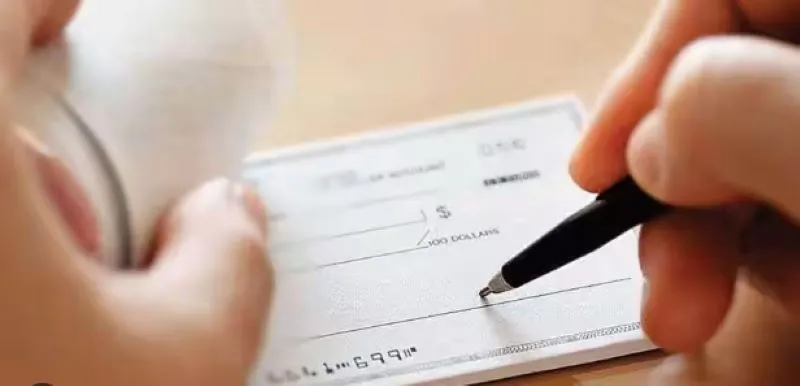 हल्द्वानी:  मृतक की पत्नी को सौंपा चार लाख रुपये का चेक