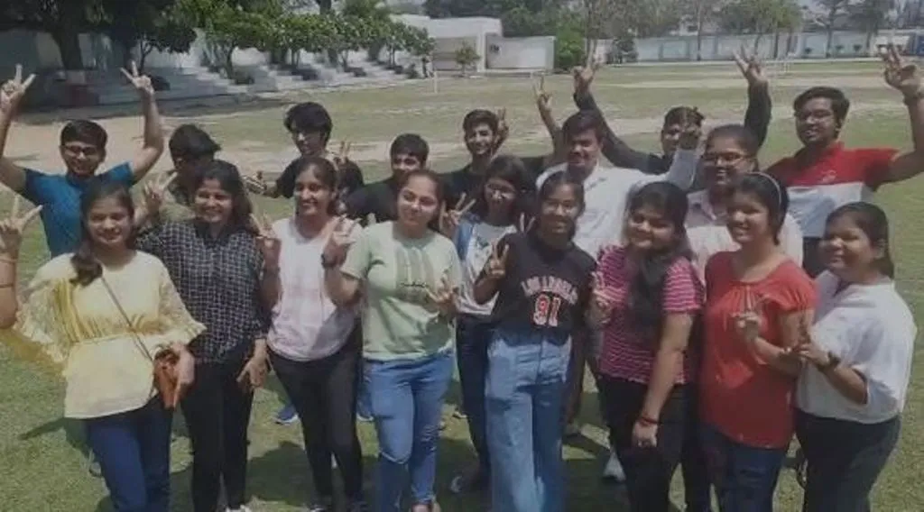 बरेली: रिजल्ट आने की खुशी में विद्यार्थियों के खिले चेहरे, पास होने पर एक दूसरे का मुंह किया मीठा