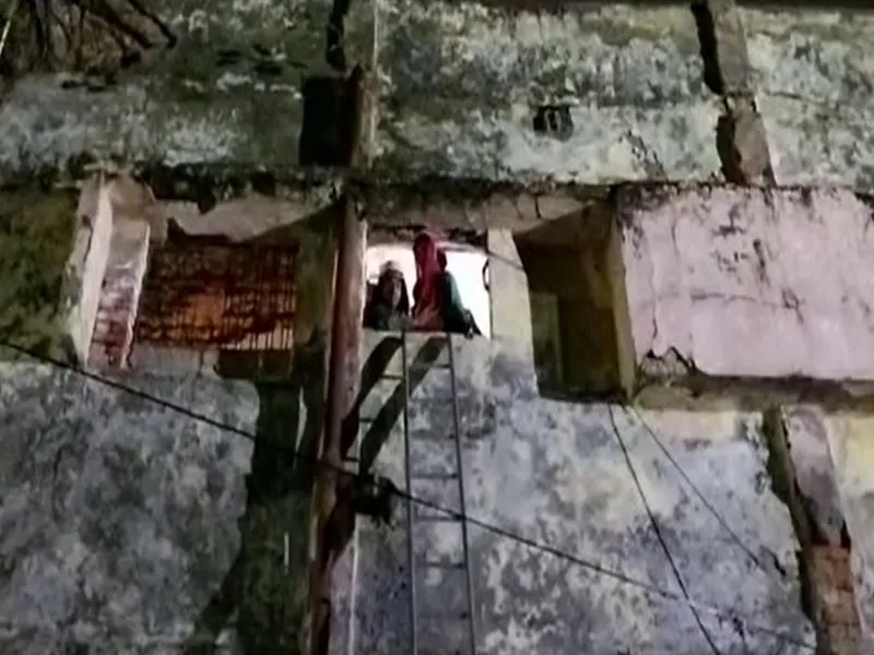  Breaking news : लखनऊ में जर्जर बिल्डिंग का छज्जा गिरा, परिवार के तीन सदस्यों को निकाला गया बाहर