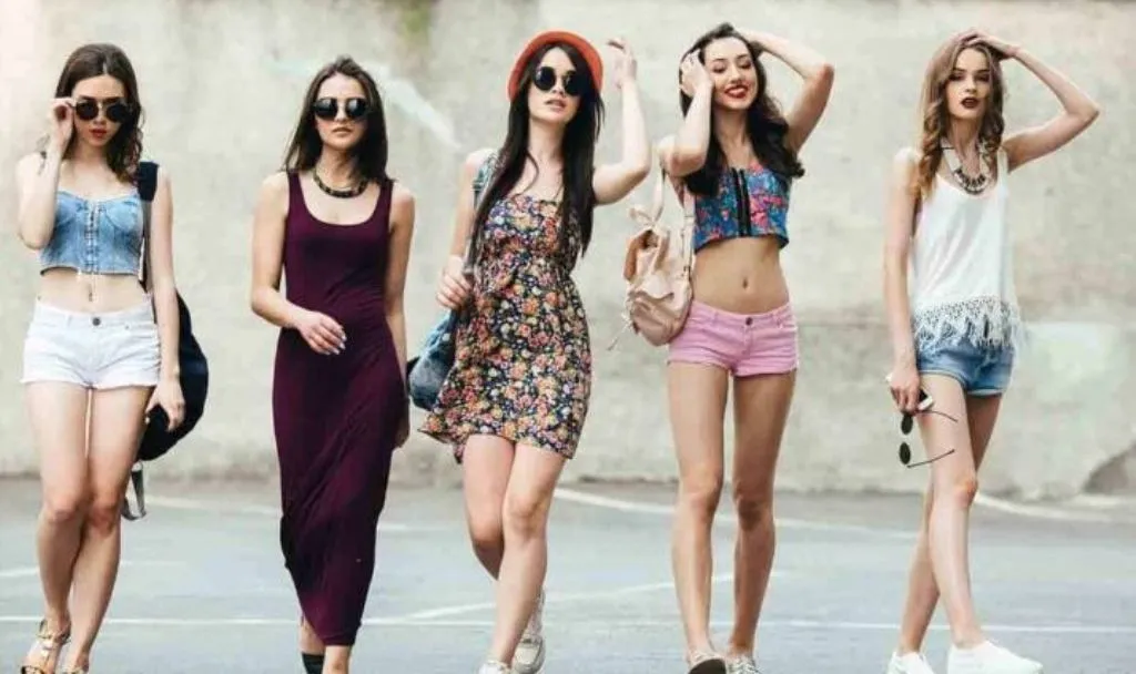 कम हाइट वाली लड़कियां इस तरह के आउटफिट से रहें दूर, शॉपिंग करते वक्त इन बातों का रखें ध्यान