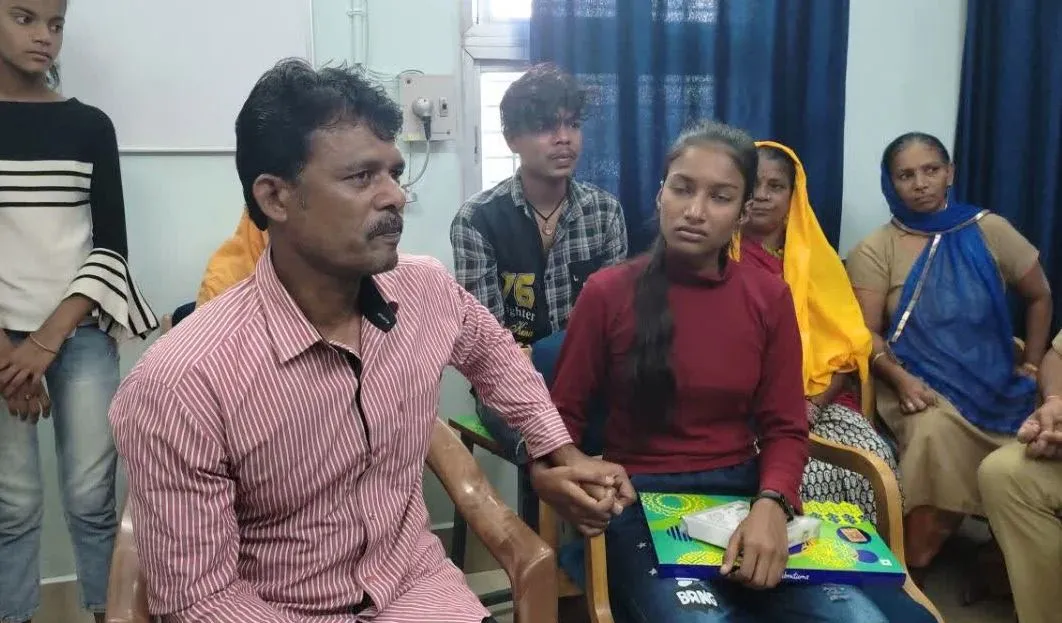 ...जब जेल में बंद पिता से मिलने पहुंची 10वीं में टॉपर रही छात्रा, नजारा देखकर सभी की आंखें हुईं नम