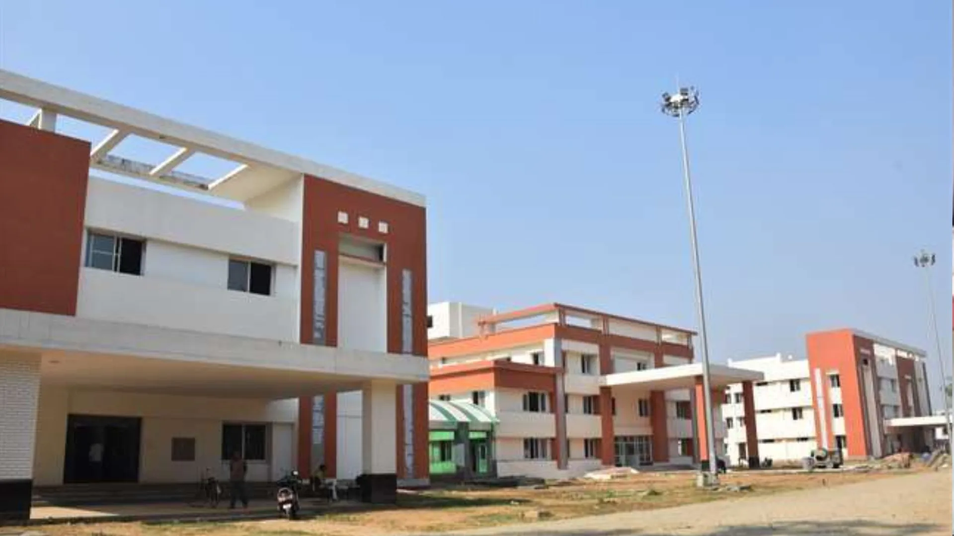 बरेली : देरी से आए आठ कर्मी, प्रभारी चिकित्साधिकारी ने लगाई अनुपस्थिति