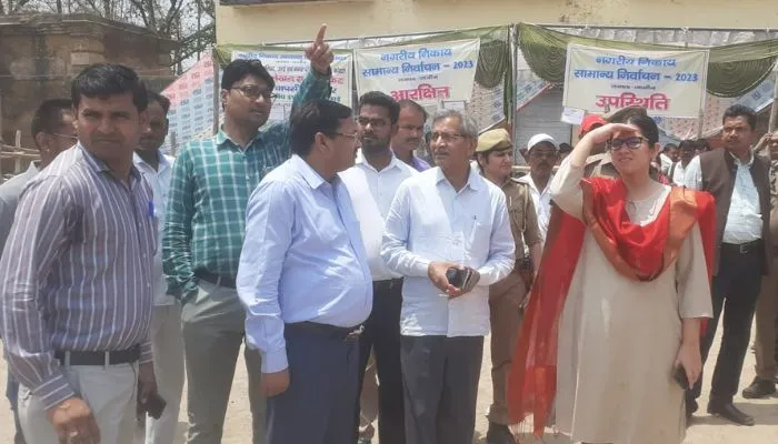 UP Nikay Chunav 2023 : Jalaun में अफसरों की निगरानी में मतदान केंद्रों के लिए 467 पोलिंग पार्टियां रवाना
