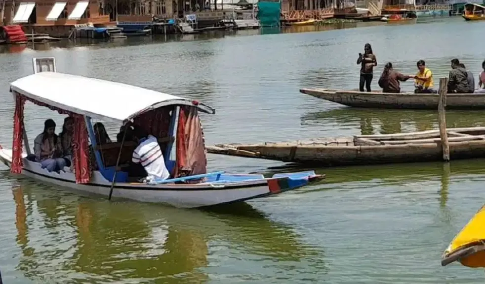 कश्मीर में दिनों-दिन बढ़ रही पर्यटकों की संख्या, बन रहा लोगों का पसंदीदा स्थल 