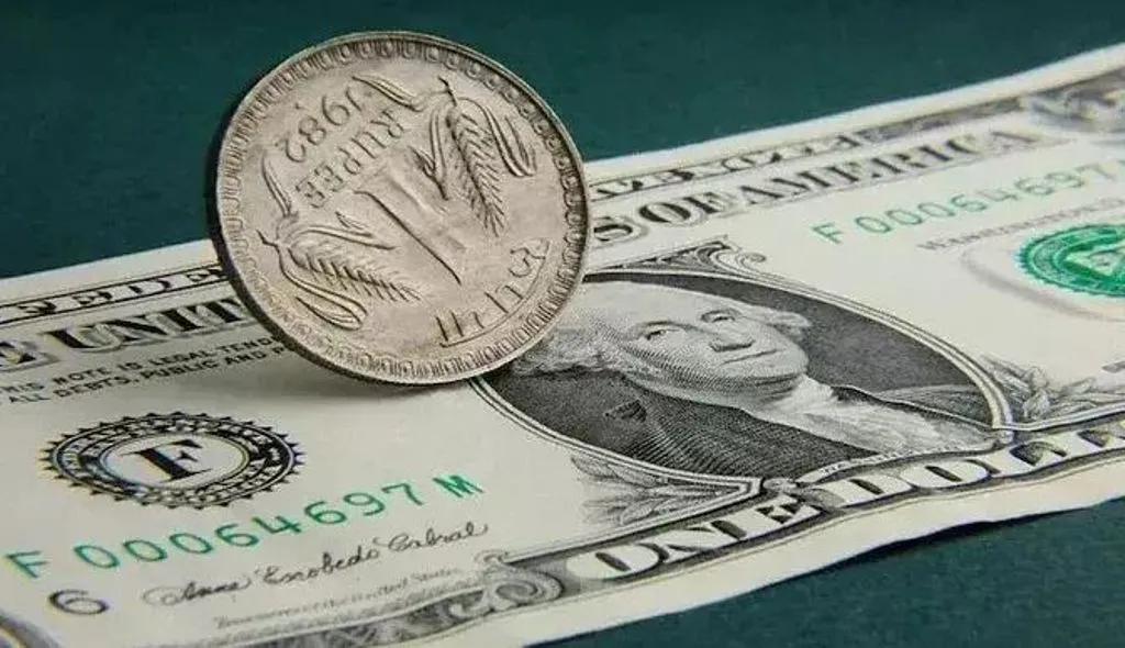 रुपया शुरुआती कारोबार में दो पैसे टूटकर 81.96 प्रति डॉलर पर पहुंचा 