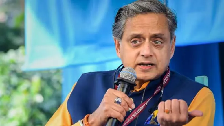  रश्दी महान लेखक, लंबे समय से नोबेल के हकदार: शशि थरूर