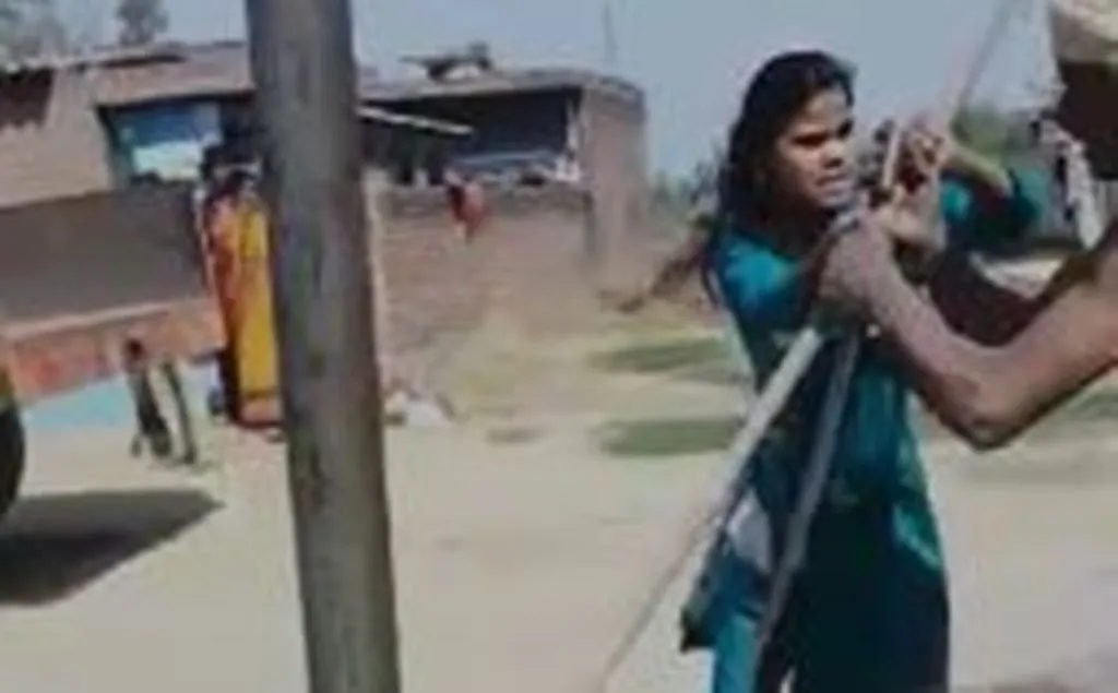 बरेली: बाग की जमीन पर विवाद के चलते पिता और बेटी ने तलवार से शख्स पर किया हमला, वीडियो वायरल