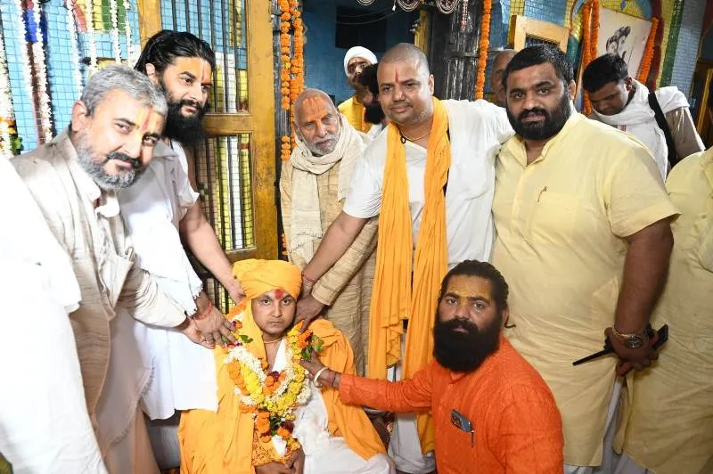 अयोध्या : फलाहारी बाबा के उत्तराधिकारी बने सीताराम शरण दास, संत-महंतों ने कंठी चादर देकर महजरनामा पर लिखित सहमति दी