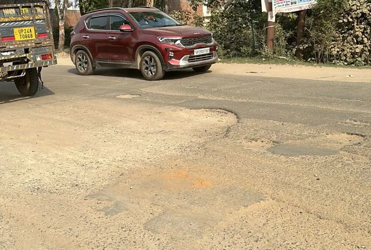 बरेली: एयरपोर्ट रोड... साल भर पहले मंजूरी के बाद भी ठोकरे खिलवा रहा है PWD, जानिए पूरा मामला