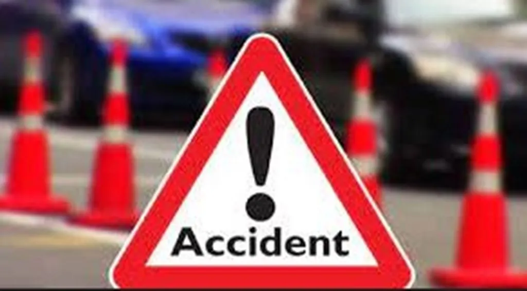 बरेली: स्कूटी और बाइक की जबरदस्त टक्कर, एक की मौत, 1 घायल 