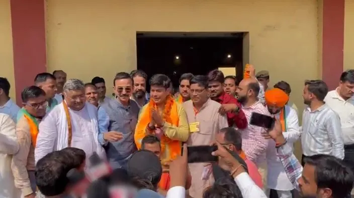 भाजपा खेमे में भांगड़े की धुन पर झूमे कार्यकर्ता, उमेश गौतम को माला पहना किया स्वागत