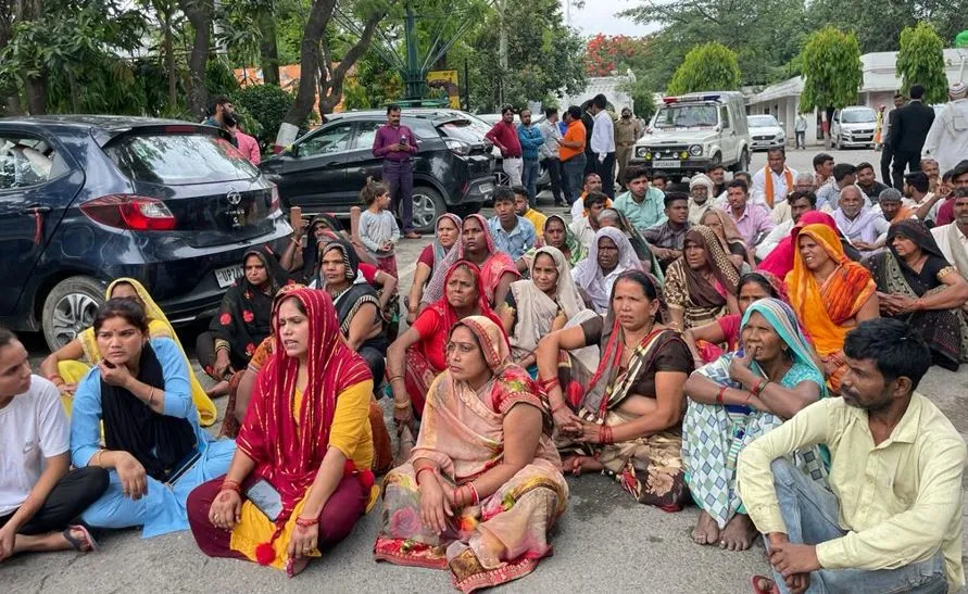 बरेली: होटल रेडिसन के मालिक के खिलाफ धरने पर बैठे ग्रामीण, गंभीर आरोप लगाते हुए आंदोलन की दी चेतावनी