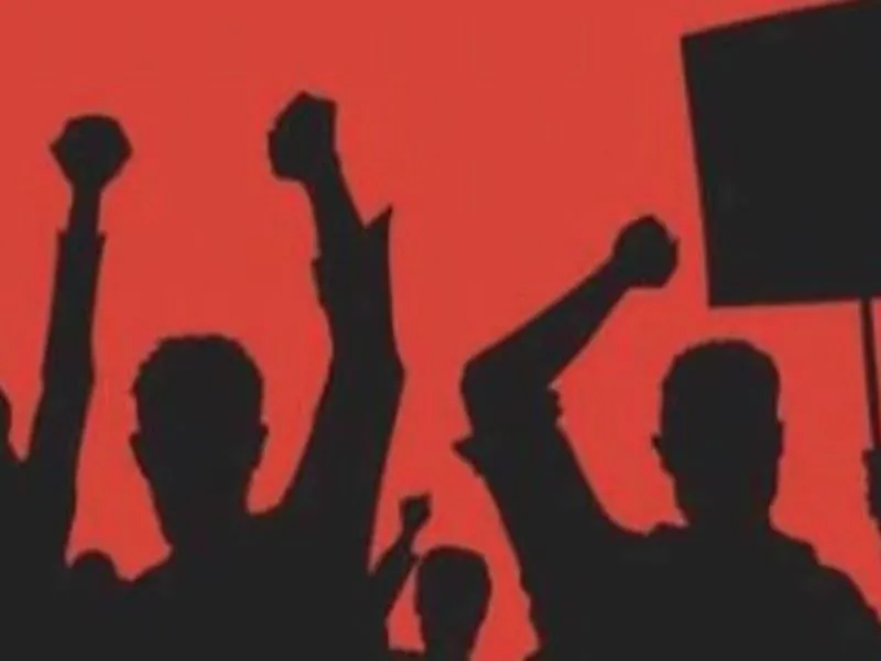 लखनऊ : डॉ. राम मनोहर लोहिया विधि विश्वविद्यालय में कर्मचारियों ने किया प्रदर्शन