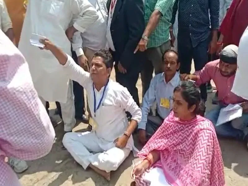 प्रयागराज में धरने पर बैठे पार्षद प्रत्याशी, प्रशासन पर मतगणना के दौरान धांधली का लगाया आरोप
